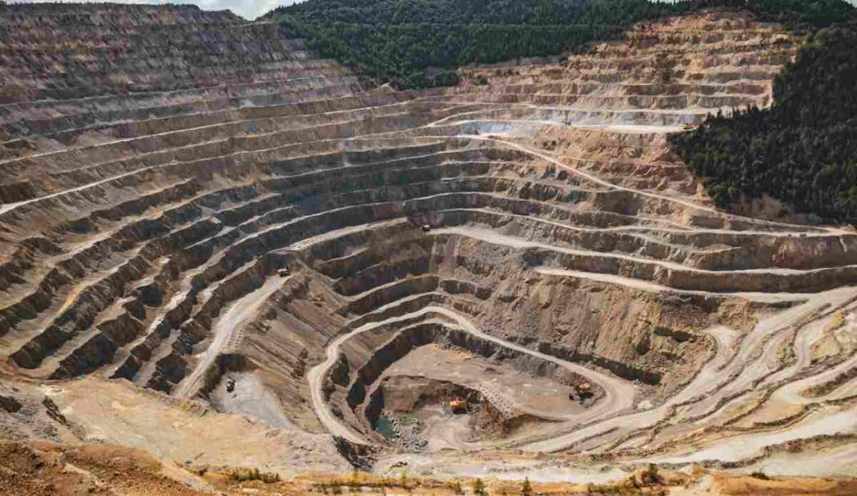 Il prezzo dell’oro cresce del 19,7%, il litio crolla del 22%: il mercato minerario non rallenta - Illustrazione di una miniera (Pexels FOTO) - www.financecue.it