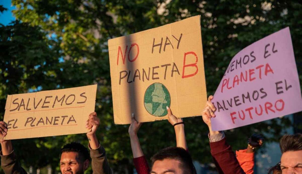 Clima e negazionismo: nei paesi green aumentano le organizzazioni anti-ambientali - Manifestazione contro il cambiamento climatico (Freepik foto) - www.energycue.it