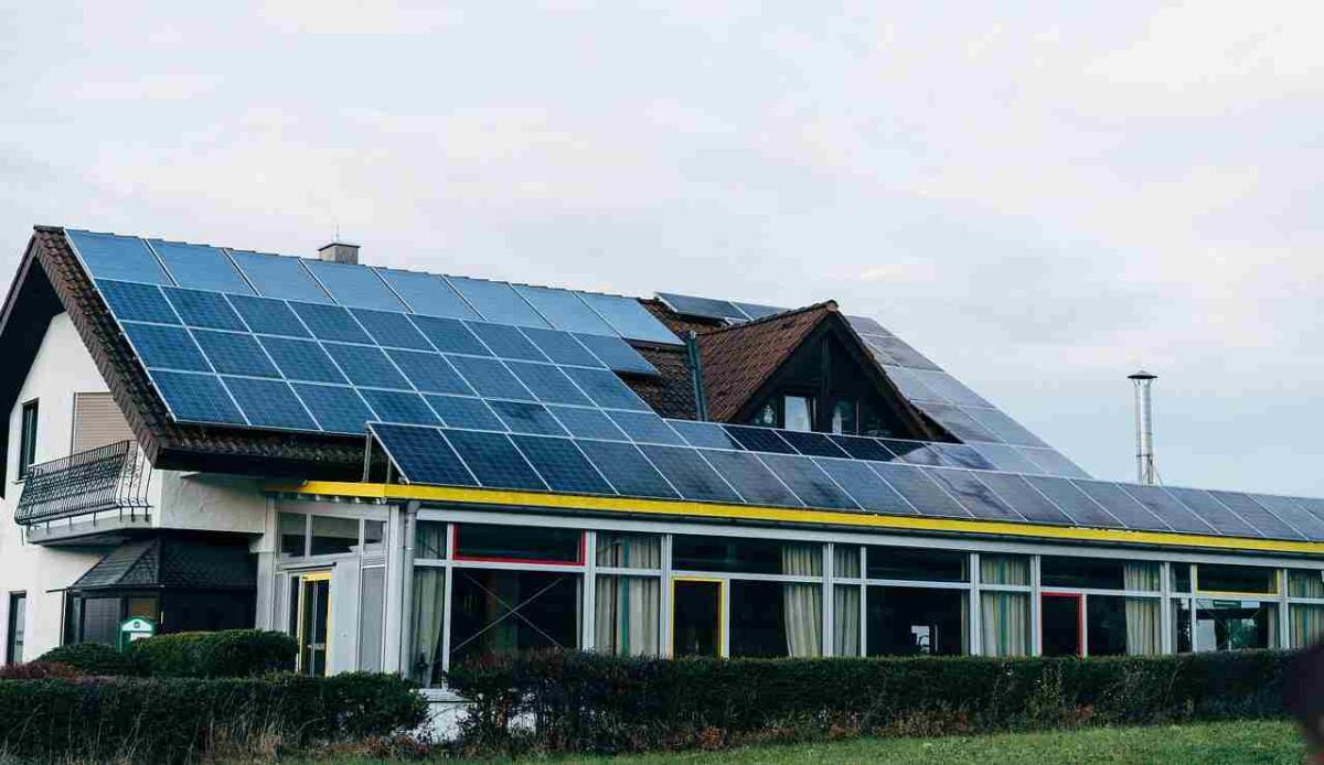 Case elettriche: sono 3 volte più vulnerabili ai blackout invernali rispetto a quelle ibride - Impianto fotovoltaico sul tetto (Pixabay foto) - www.energycue.it