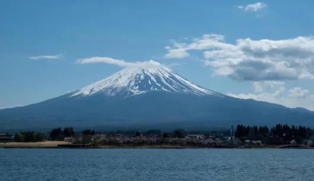 Giappone, un arcipelago scolpito dalla subduzione: il ruolo dei solfuri massivi - Illustrazione del Monte Fuji (Depositphotos FOTO) - www.sciencecue.it
