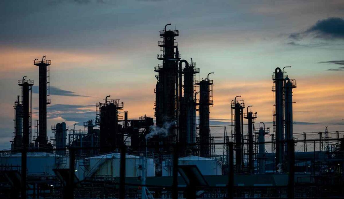 Quando il clima minaccia chi lo ha causato: l'industria del petrolio a rischio per l’innalzamento del mare - Quando il clima minaccia chi lo ha causato: l'industria del petrolio a rischio per l’innalzamento del mare (Freepik Foto) - www.energycue.it
