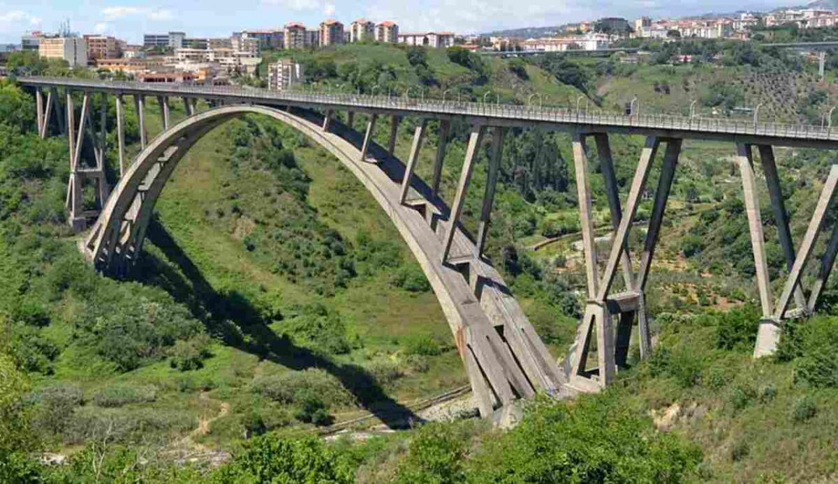 Il "Ponte Morandi di Catanzaro", un gioiello ingegneristico da record - Illustrazione del Viadotto Bisantis a Catanzaro (Wikipedia Glabb FOTO) - www.buildingcue.it