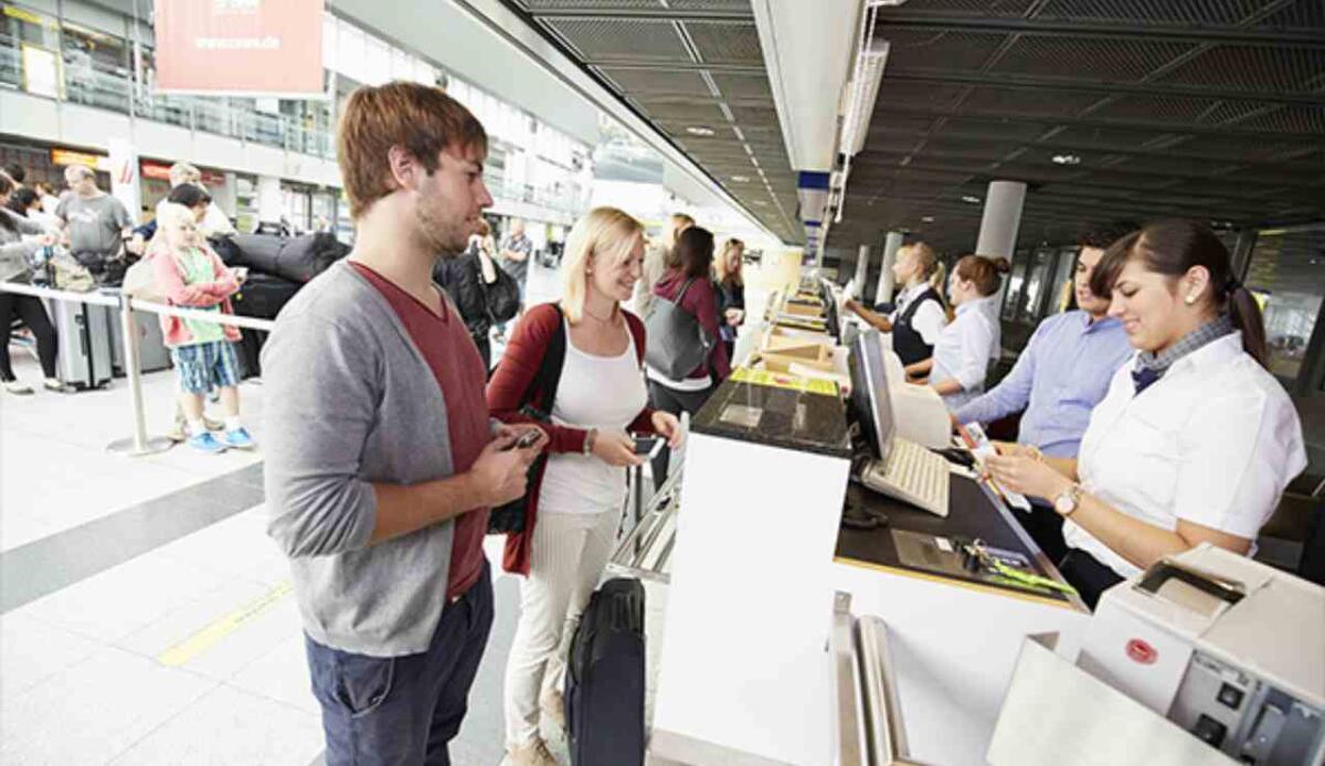 Ryanair, stop ai check-in fisici: da maggio 2025 si farà solo online - Check-in in aeroporto (Dortmund Airport foto) - www.vehiclecue.it