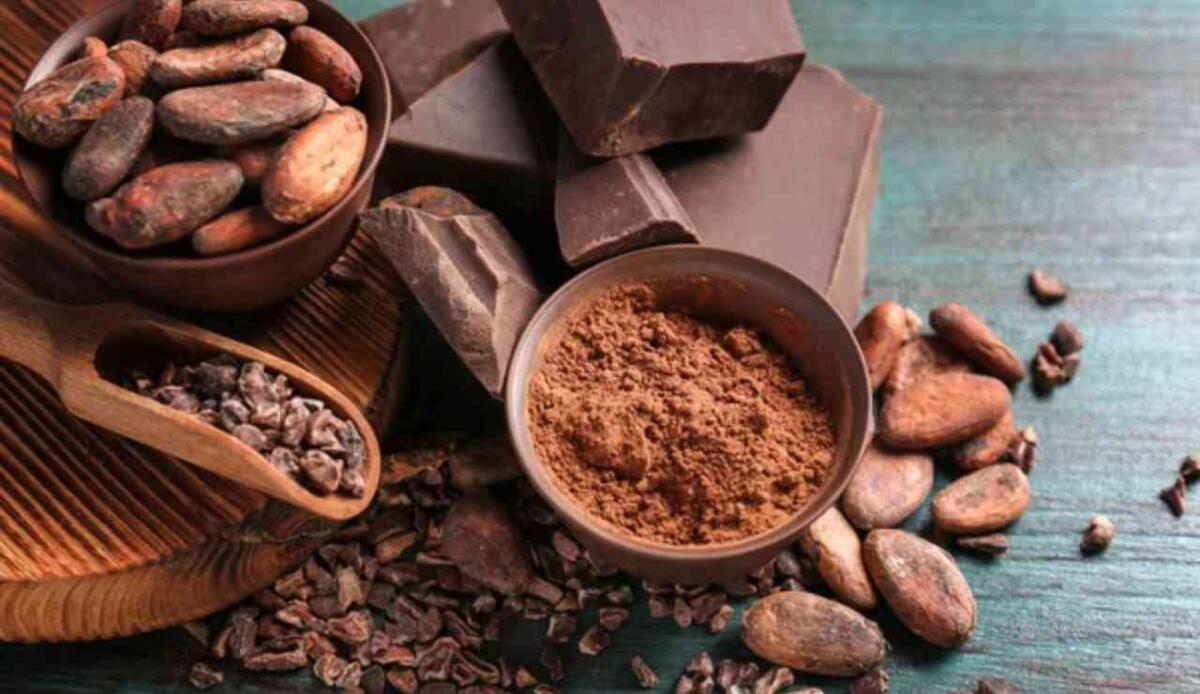 Produzione di cacao in crisi: temperature più alte riducono i raccolti fino al 31% - Fave e polvere di cacao (Depositphotos foto) - www.energycue.it
