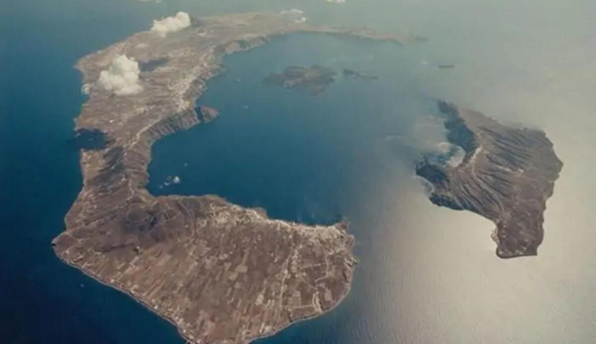 Santorini, uno tsunami di 3.600 anni fa devastò il Mediterraneo - Santorini vista dall'alto (Santorini Island foto) - www.marinecue.it