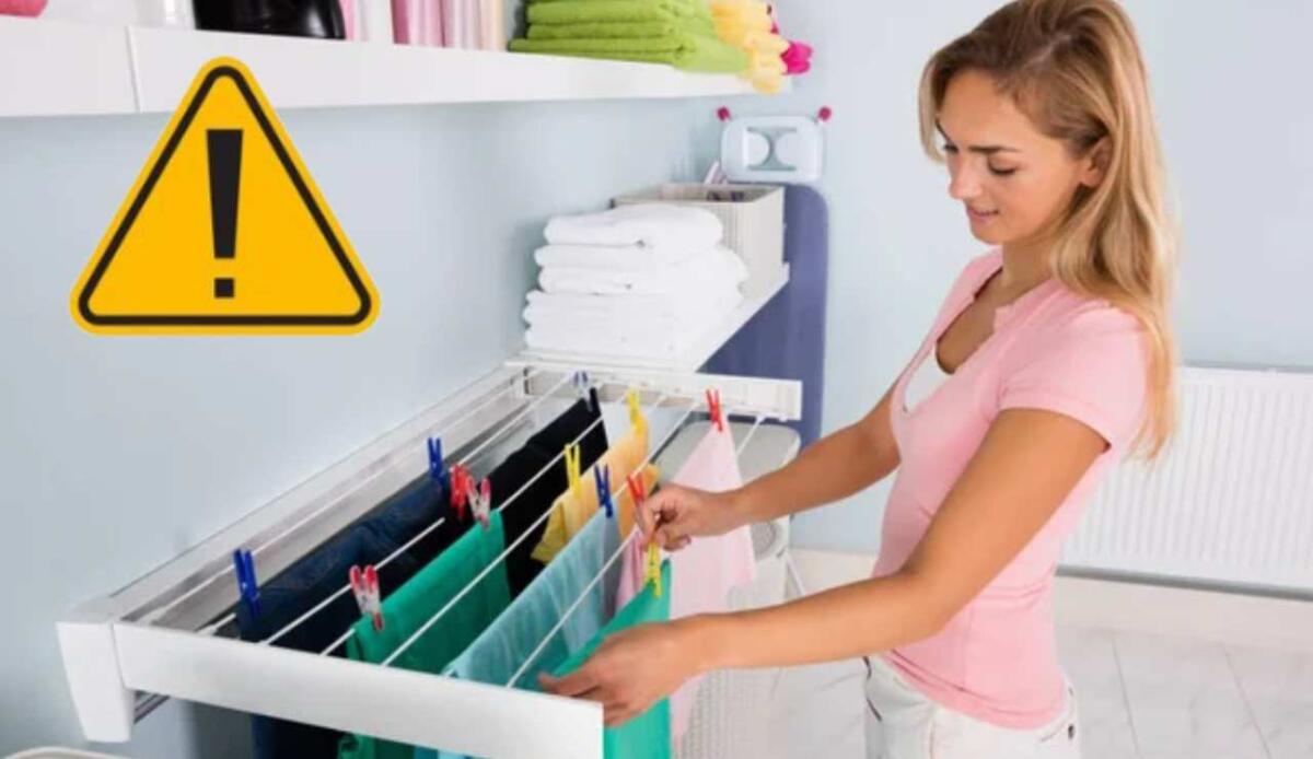 Asciugare i vestiti in casa può aumentare il rischio di muffa e problemi respiratori - Stendino in casa (Depositphotos foto) - www.biomedicalcue.it