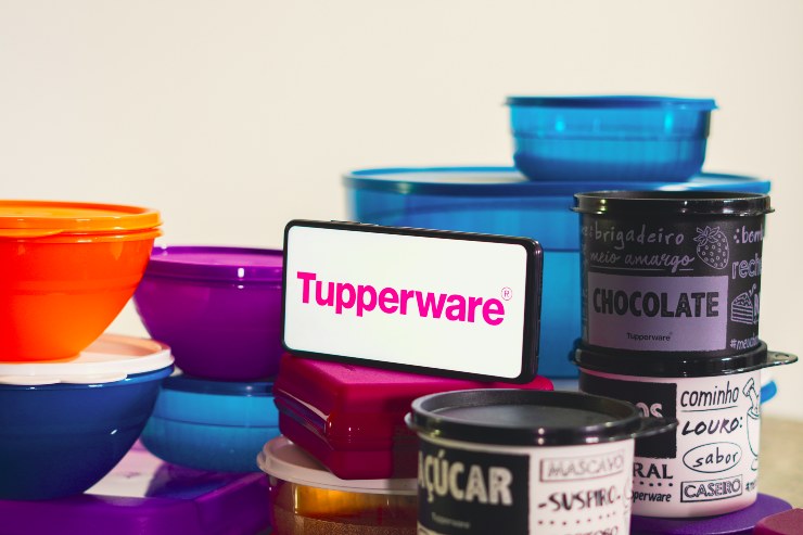 La caduta di Tupperware (canva.com) - www.managementcue.it