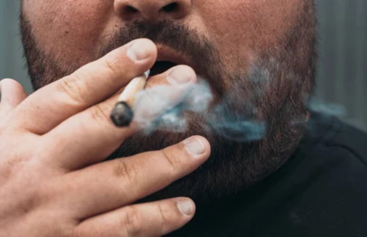Illustrazione di una persona mentre fuma (Depositphotos FOTO) - www.managementcue.it