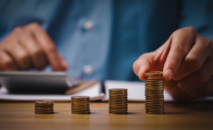 Si applica a scaglioni (canva.com) - www.financecue.it