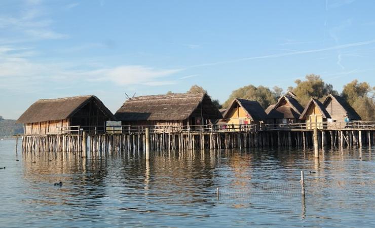 Sono strutture costruite su piattaforme di legno sorrette da pali infissi nel terreno, nell'acqua o su suolo umido. (pixabay.com) - www.buildinfcue.it