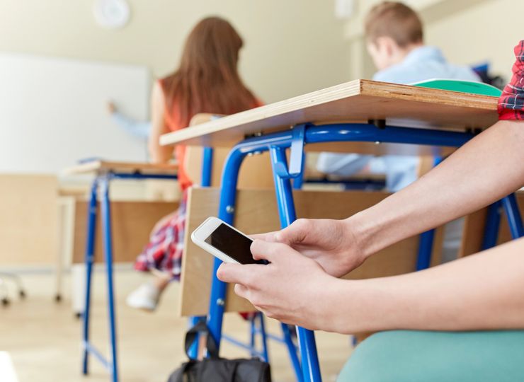 Smartphone, gli studenti del Brasile non potranno più portarlo in classe (DepositPhotos) - www.systemscue.it