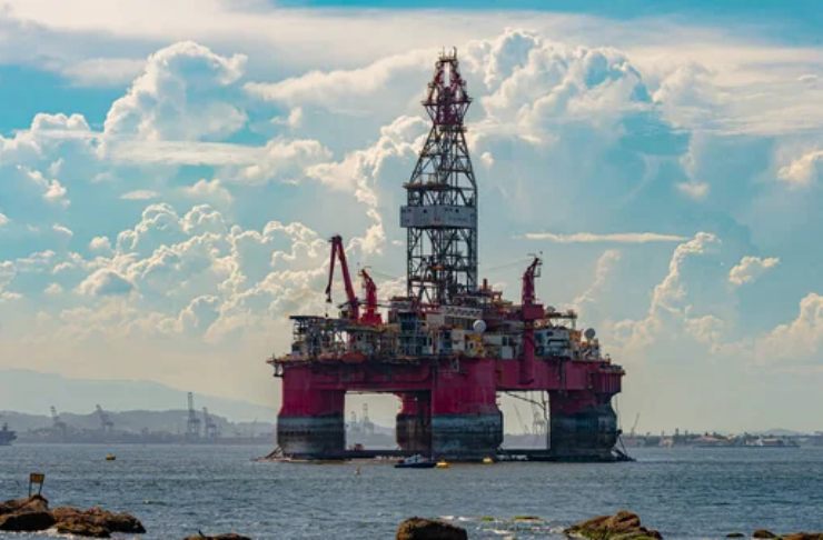 Illustrazione di una piattaforma metanifera vicino la costa (Depositphotos)