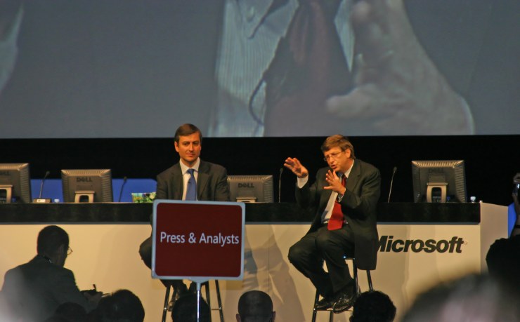 Bill Gates nel 2004 in una conferenza su Microsoft (Wikipedia Kees de Vos FOTO) - www.financecue.it