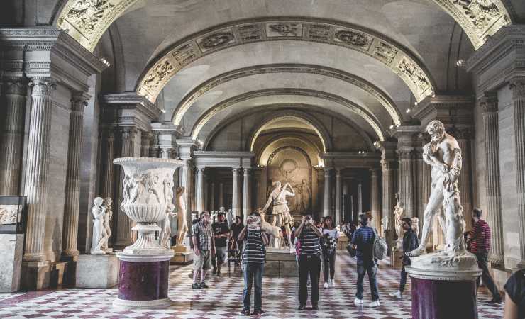Foto dell'interno del museo del Louvre (Canva foto) - www.buildingcue.it