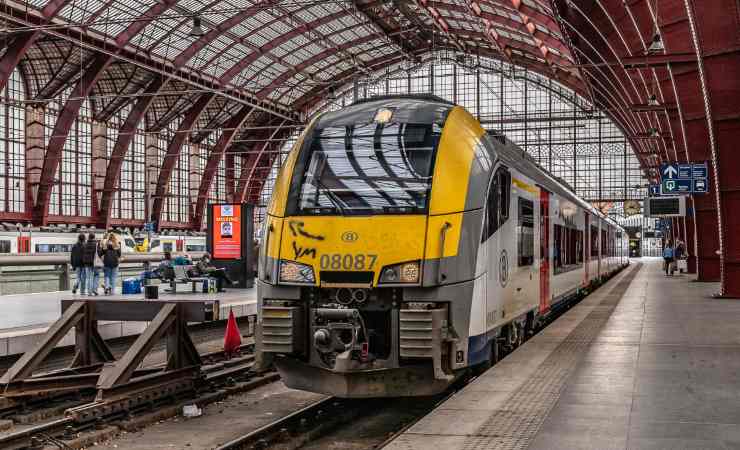 Treno fermo in stazione(Canva foto) - www.vehiclecue.it