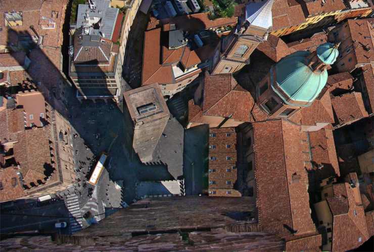 La Torre di Garisenda vista dalla Torre degli Asinelli (WikipediaTango7174 FOTO) - www.buildingcue.it