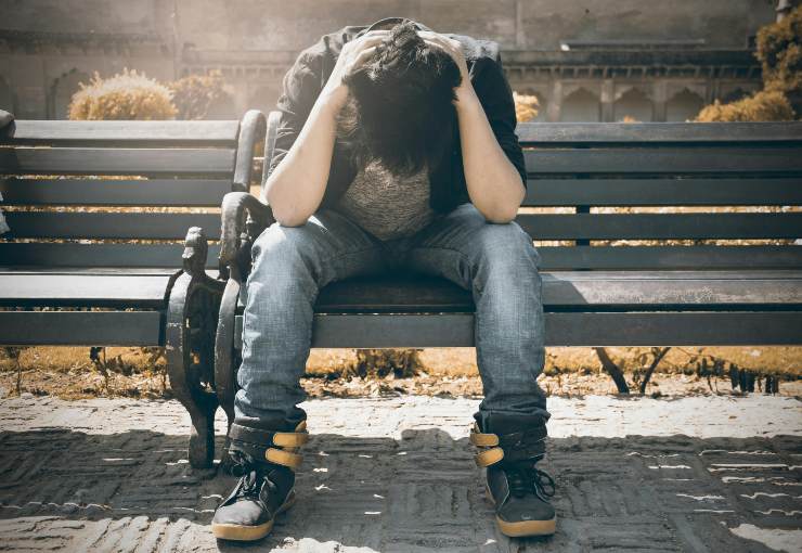 Illustrazione di un ragazzo che non sta tanto bene (Pexels FOTO) - www.managementcue.it