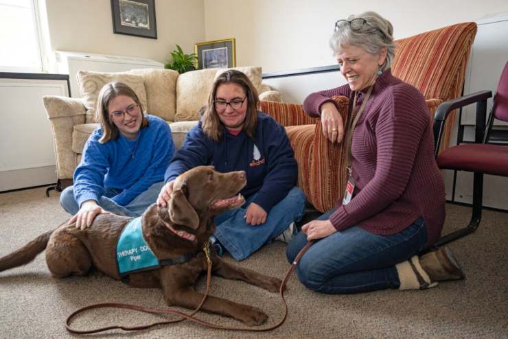 Il cane Piper interagisce con alcune studentesse al WSU campus (WSU foto) - www.biomedicalcue.it