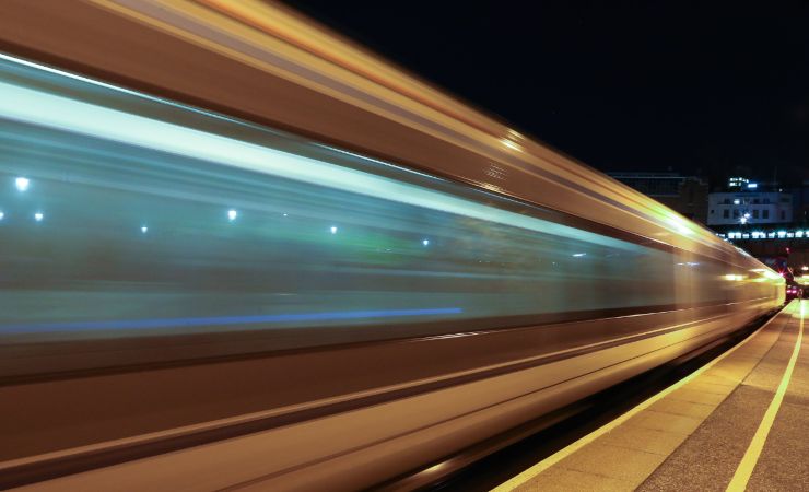 Immagine di treno in corsa (Canva foto) - www.vehiclecue.it