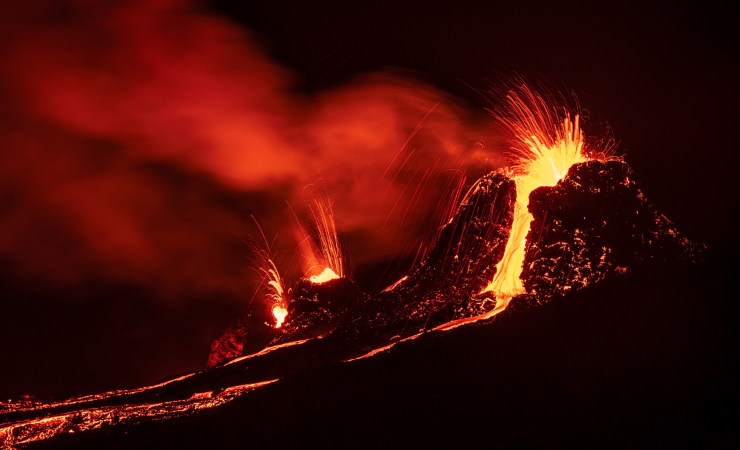 Eruzione di un vulcano (Canva foto) - www.sciencecue.it