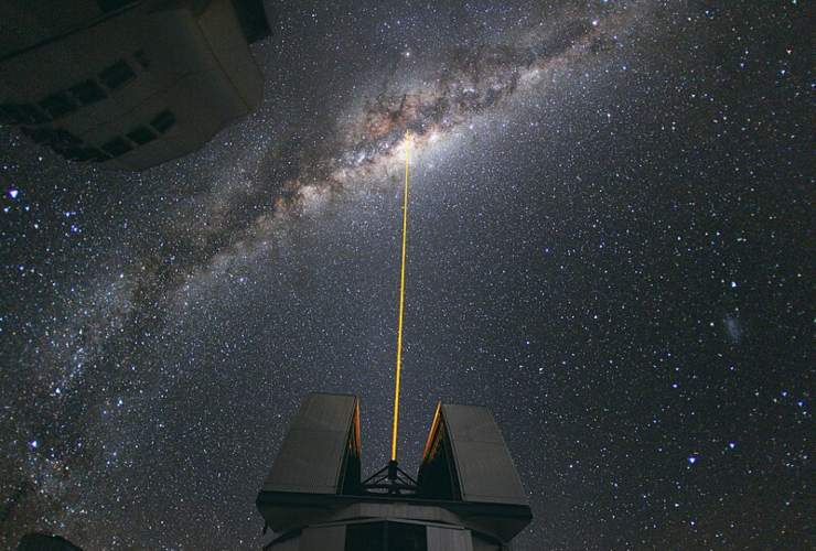 Illustrazione di un rilevamento laser nel 2010 (Wikipedia ESO_Yuri Beletsky FOTO) - www.aerospacecue.it