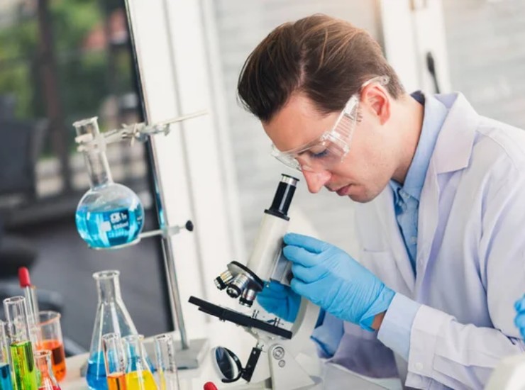 Persona in laboratorio