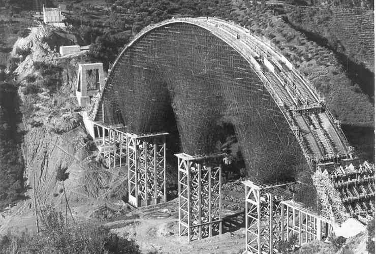 Una foto d'epoca della centina del Ponte Bisantis (WIkipedia FOTO) - www.buildingcue.it