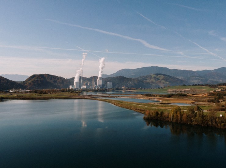 Campo con industrie