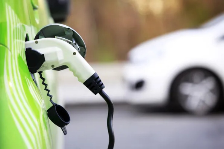 Stazione di ricarica per veicoli elettrici (Depositphotos foto) - www.vehiclecue.it