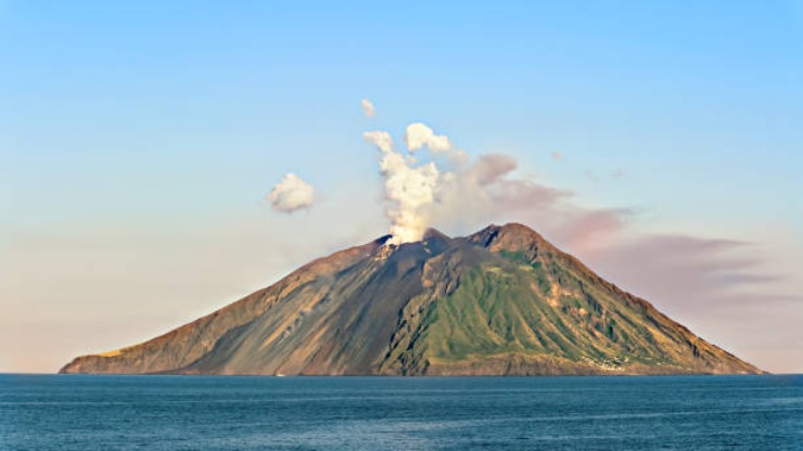 Il vulcano siciliano Stromboli (Pixabay foto) - www.sciencecue.it