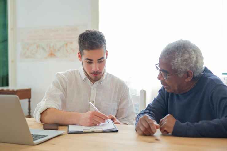 Nonno e nipote che valutano l'eredità (Pexels Foto) - www.financecue.it