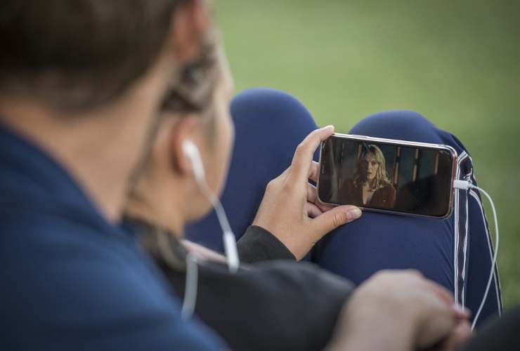 Illustrazione di una coppia che guarda un video su YouTube (Pixabay FOTO) - www.systemscue.it