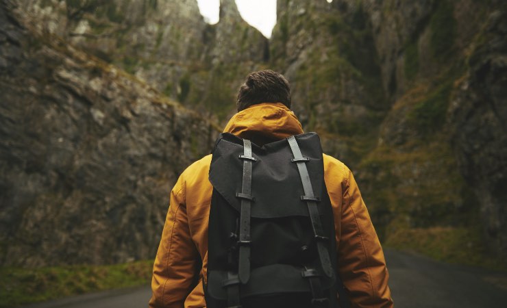 Tutto ciò che non deve mancare nello zaino da trekking (Canva) - managementcue.it