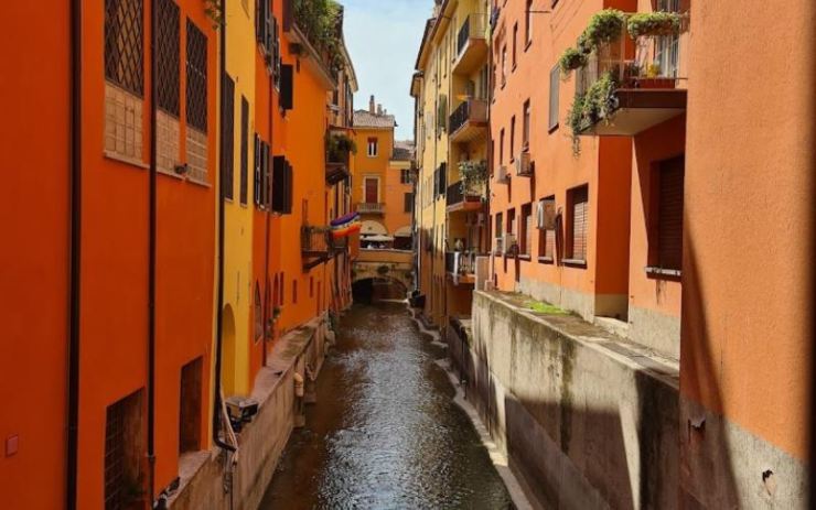 Canale di Reno nel centro di Bologna (Comune di Bologna foto) - www.buildingcue.it