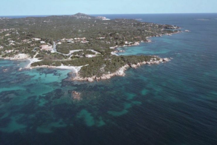 Costa Smeralda veduta panoramica (Wikimedia foto, Ramagliolo9 ) - www.marinecue.it