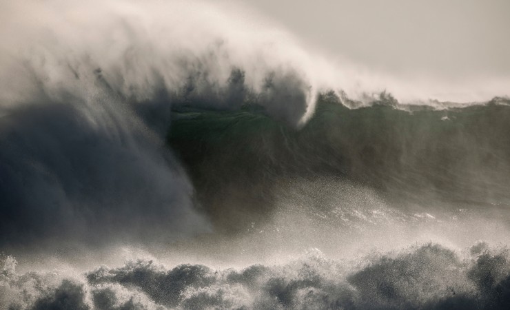 Il maremoto generato dal terremoto si propagò rapidamente, raggiungendo le coste vicine (canva.com) - www.marinecue.it