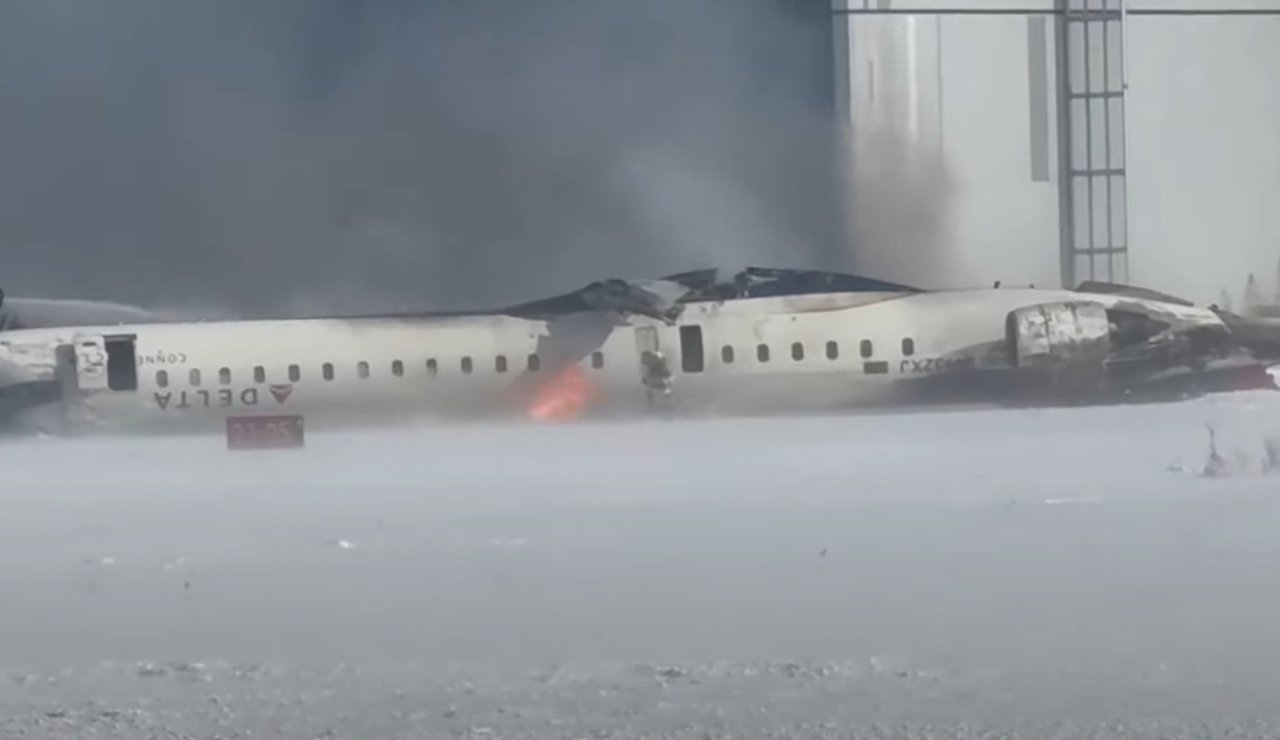 L'aereo Delta Air Lines in fiamme (New York Post - youtube screenshot) - www.aerospacecue.it