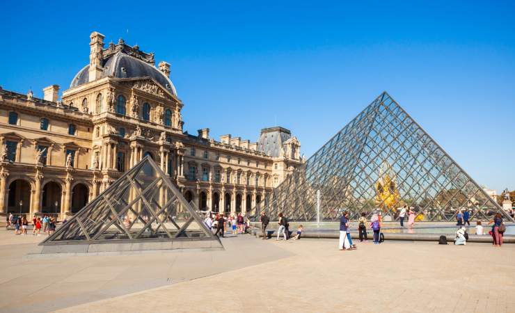 Museo del Louvre di giorno all'esterno (Canva foto) - www.buildingcue.it