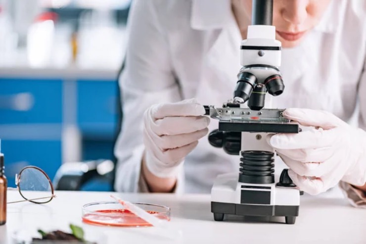 Scienziato al microscopio (Depositphotos foto) - www.biomedicalcue.it