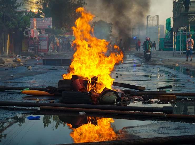 Incendio per protesta (PIXABAY FOTO) - www.managementcue.it