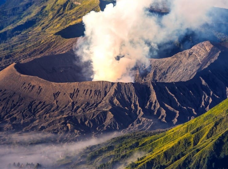 Come si vive sotto un vulcano attivo I pregi e le difficoltà (Freepik Foto) - www.buildingcue.it