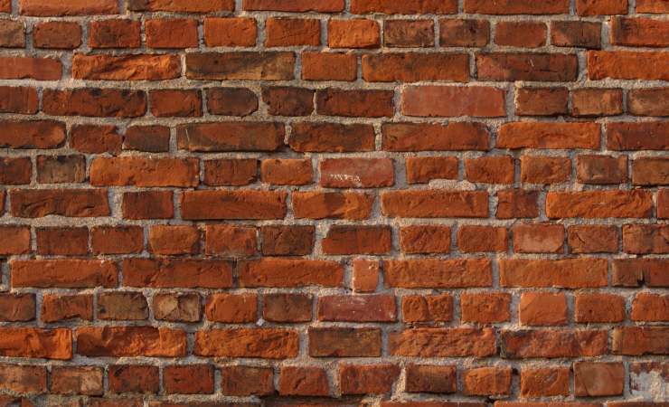 I laterizi sono riconosciuti per un insieme di proprietà fisiche e meccaniche (canva.com) - www.buildingcue.it