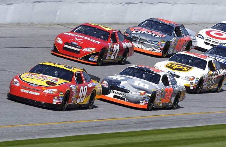 Macchine NASCAR in corsa (Pixabay foto) - www.vehiclecue.it