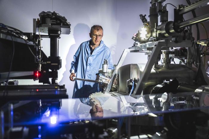 Peter Cloetens, scienziato dell'ESRF, durante gli esperimenti presso la linea di luce ID16A del sincrotrone europeo - Credits: ESRF/Stef Candé