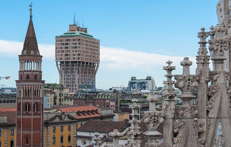 Torre Velasca vista dal Duomo di Milano (Wikipedia Gary Ullah FOTO) - www.buildingcue.it