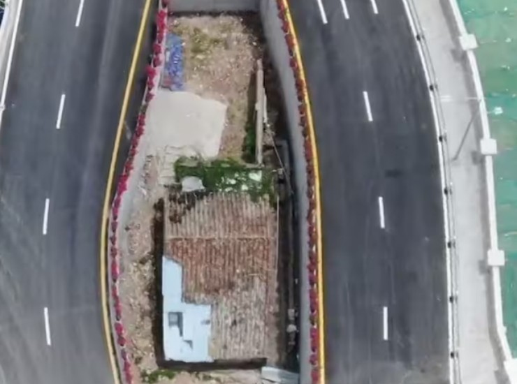 L'uomo che vive circondato dall'autostrada in Cina (TikTok Foto) - www.buildingcue.it
