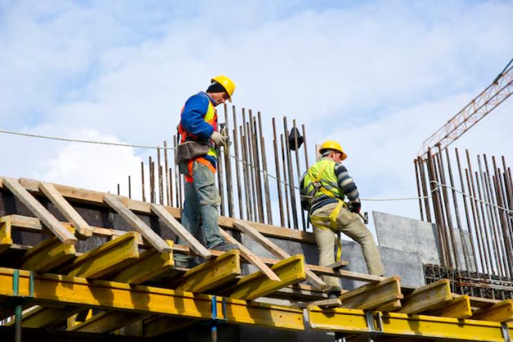Operai in un cantiere (Freepik foto) - www.buildingcue.it