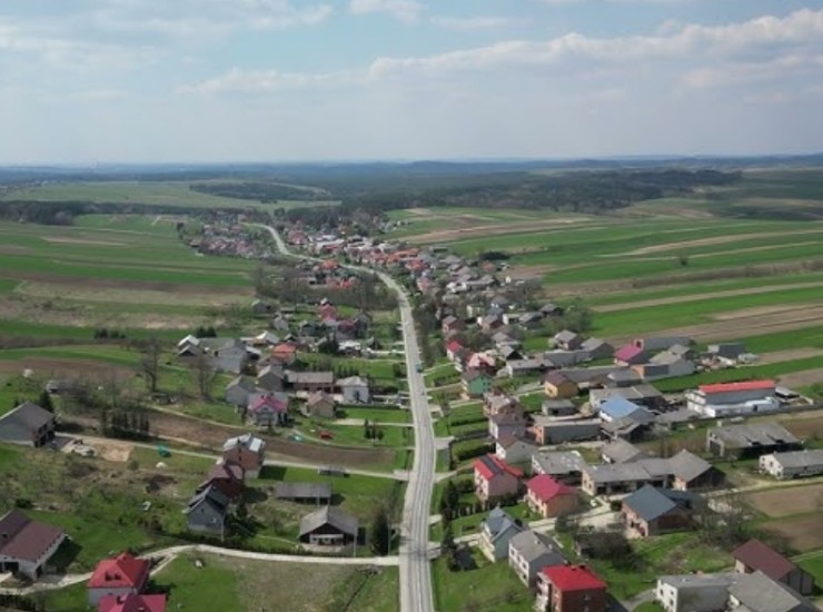 Il paese che si sviluppa su una sola strada in Polonia è spettacolare (YouTube Foto) - www.buildingcue.it