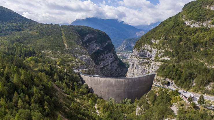 Diga del Vajont oggi (Dolomiti foto)- www.buildingcue.it