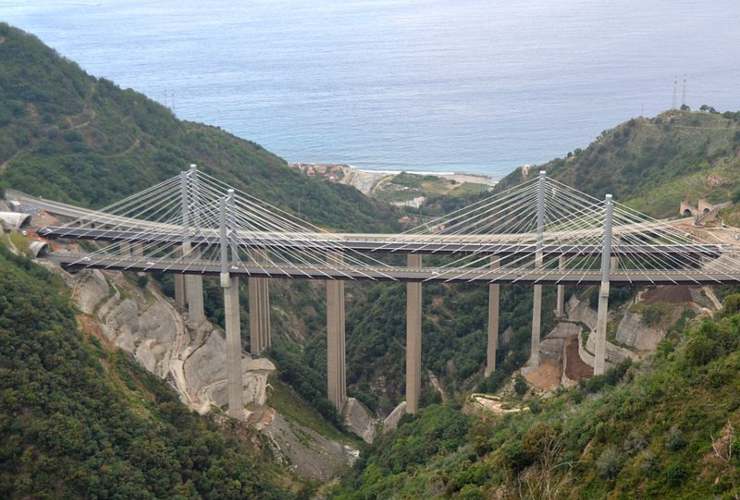 Illustrazione del Viadotto Favazzina in provincia di Reggio Calabria (Wikipedia Glabb FOTO) - www.buildingcue.it